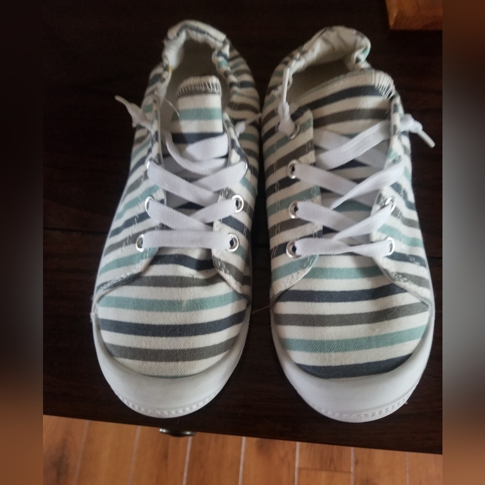 Cute Striped sneakers (Barely worn) size 7